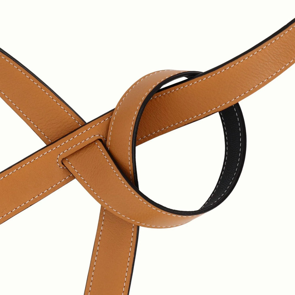 Ceinture Phi fine réversible camel / noir grain micro caviar ridés de Phi1618, accessoire de mode haut de gamme, côté camel