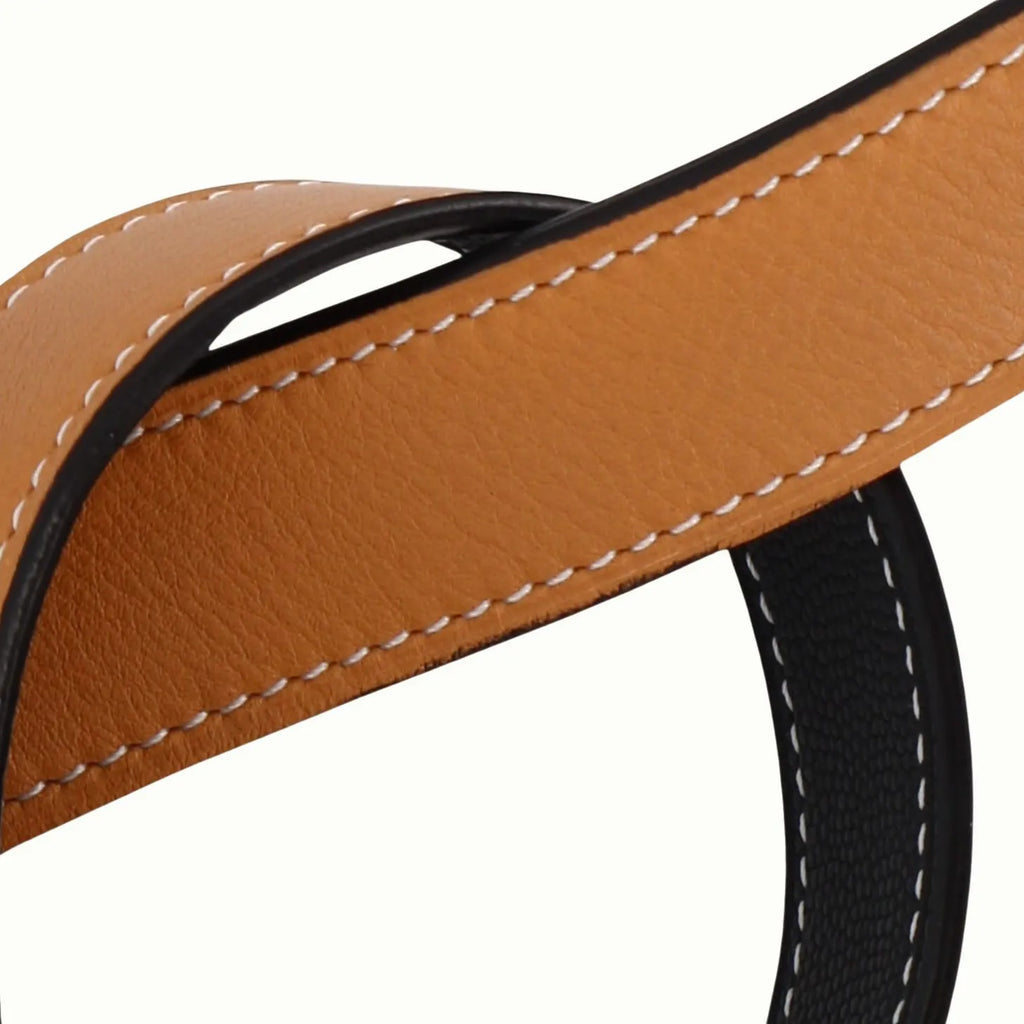 Ceinture Phi fine réversible camel / noir grain micro caviar tranches qui débordent légèrement de Phi1618, accessoire de mode haut de gamme, côté camel 