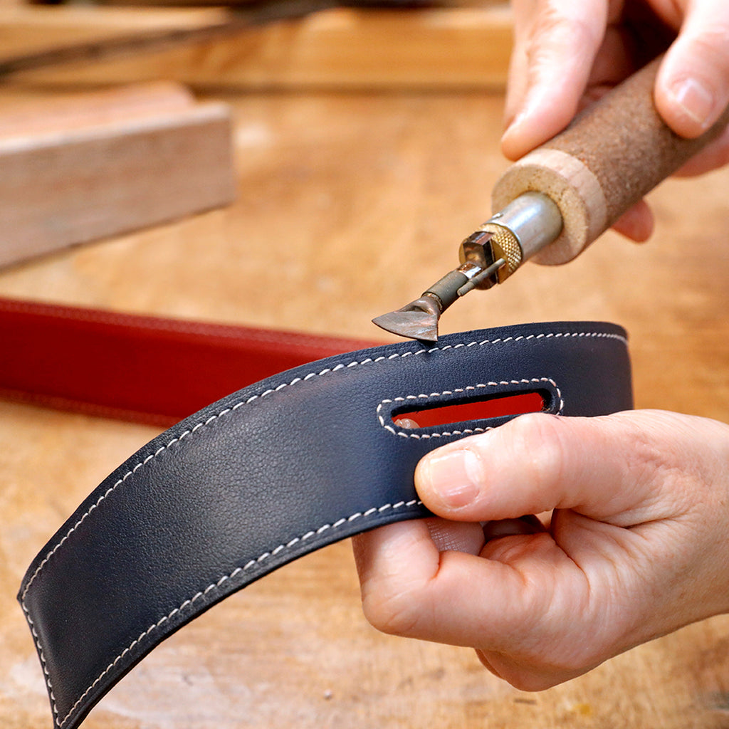 Savoir-faire des artisans de la maison Phi 1.618, maison de haute maroquinerie française