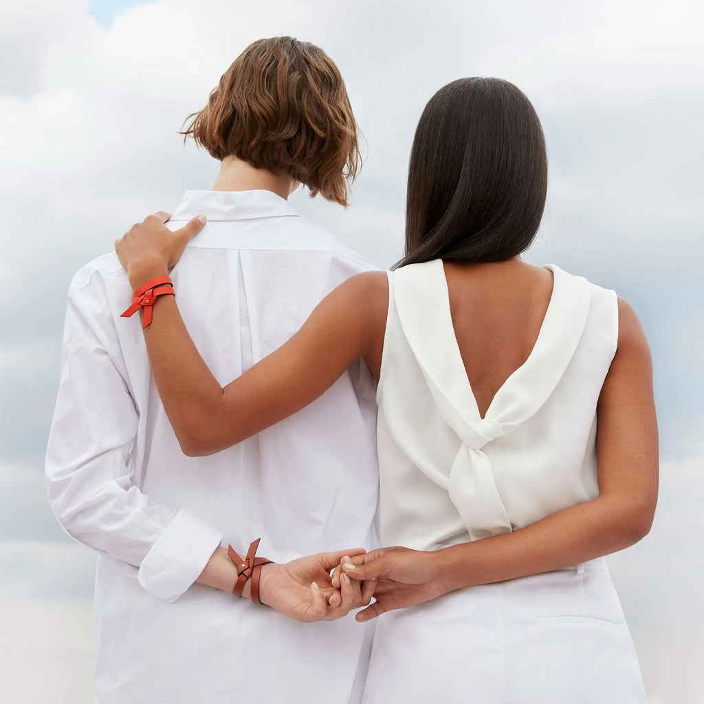 Photo campaign of the knotted Phi bracelet