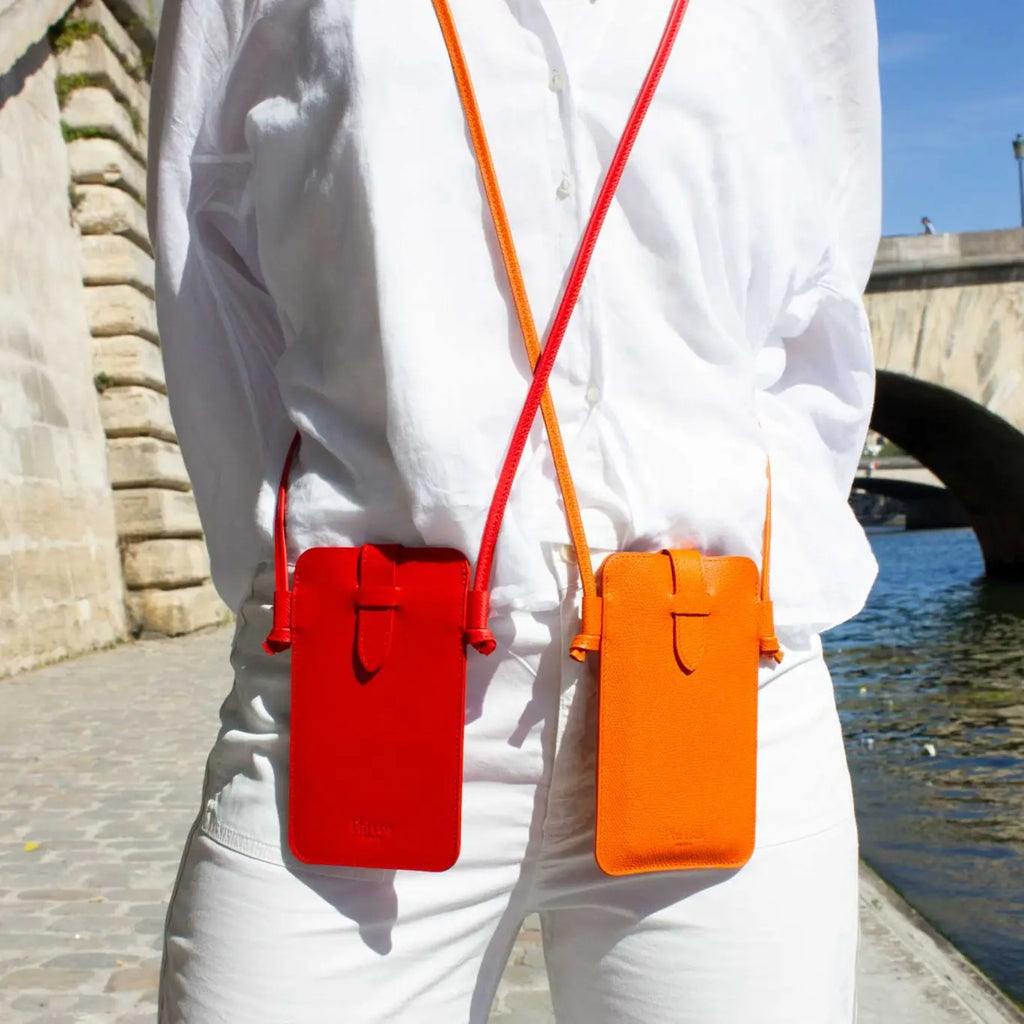 Porte téléphone Phidelio rouge et orange porté de Phi1618, accessoire de mode haut de gamme