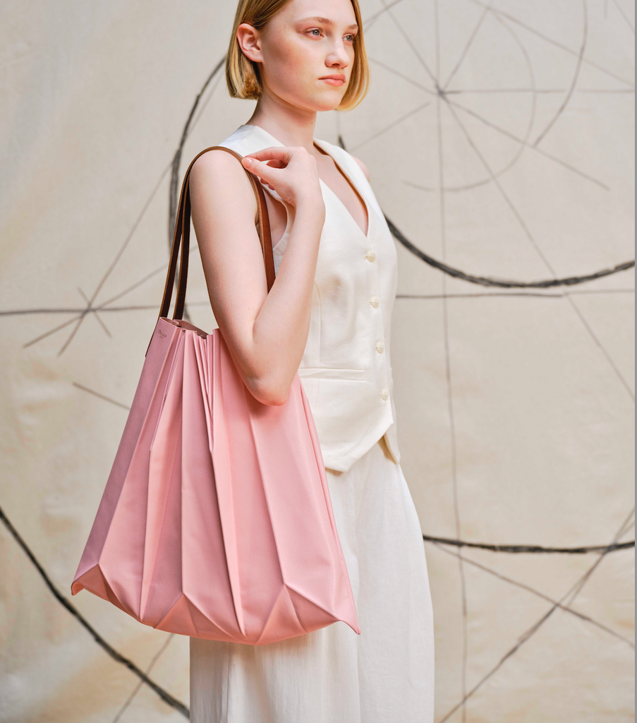 Sac à main plissé Phiori rose grain caviar porté de Phi1618, accessoire de mode haut de gamme