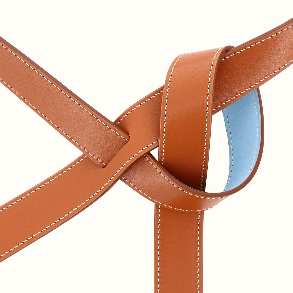 ceinture-phi-1618-haute-maroquinerie-luxe-ceinture-cuir-ethique-eco-responsable-artisanat-francais-cuir-reversible-bicolore-bleu-clair-ciel-pastel-fauve-camel-marron-noeud-tendance