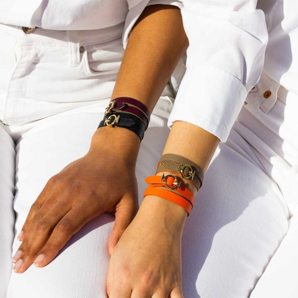 bracelet-phileo-reversible-orange-fauve-cuir-boucle-phi-haute-maroquinerie-francaise-éco-responsable-artisanat-accessoire-femme-tendance