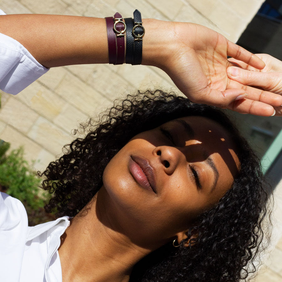 bracelet-phileo-reversible-bordeaux-noir-cuir-boucle-phi-haute-maroquinerie-artisanat-français-accessoire-femme-tendance