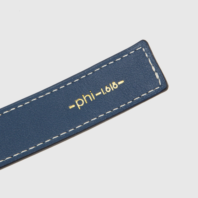 Ceinture Phi fine monochrome bleu smalt ancien logo de Phi1618, accessoire de mode haut de gamme  