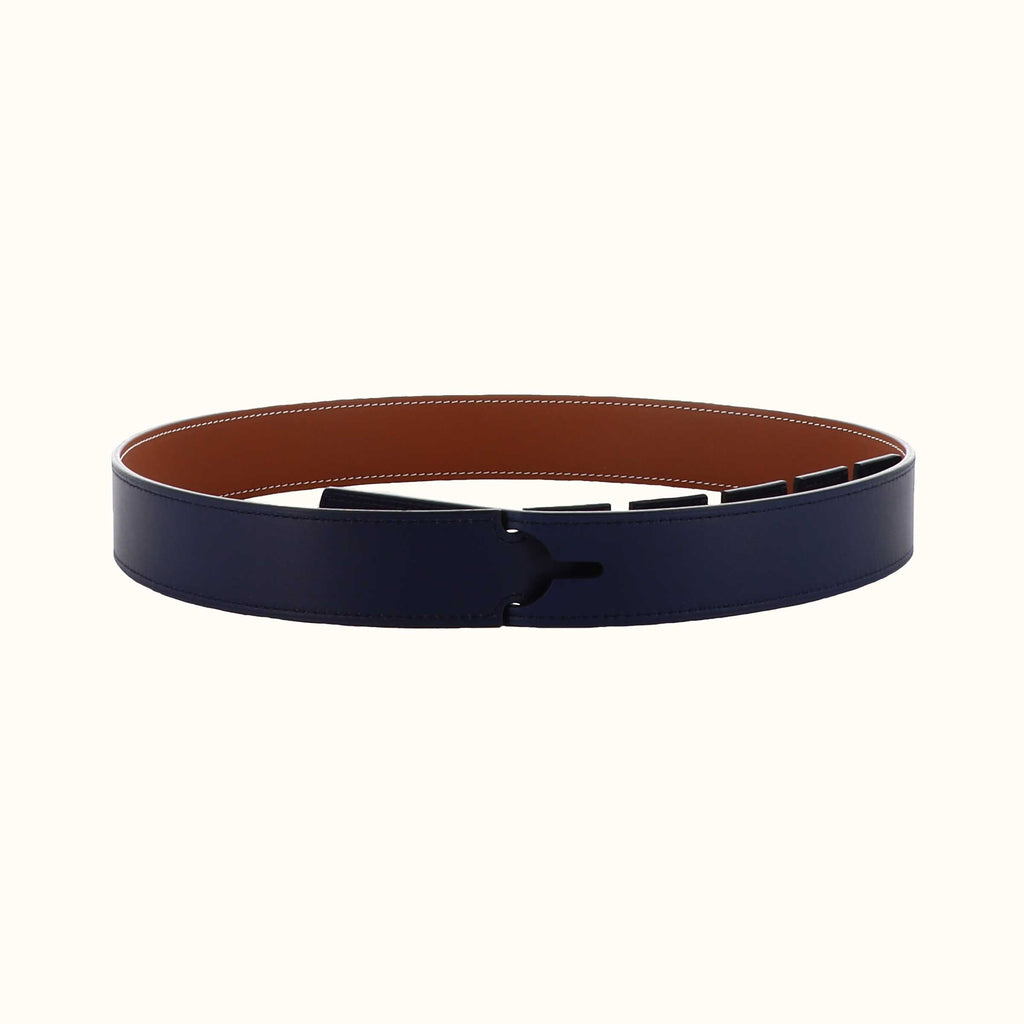 Ceinture réversible Philanthropie fauve / bleu marine porté sur homme de Phi 1.618, accessoire de mode haut de gamme, côté bleu marine