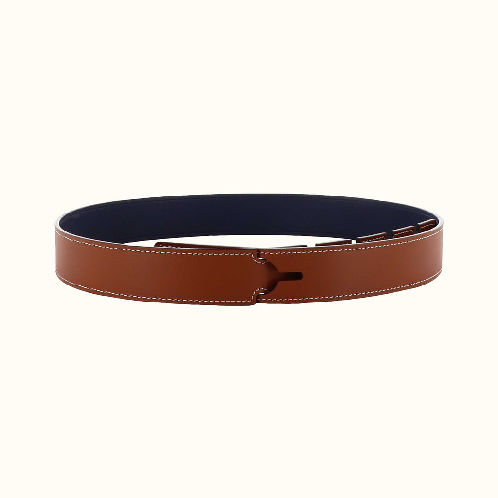 Ceinture réversible Philanthropie fauve / bleu marine porté sur homme de Phi 1.618, accessoire de mode haut de gamme, côté fauve