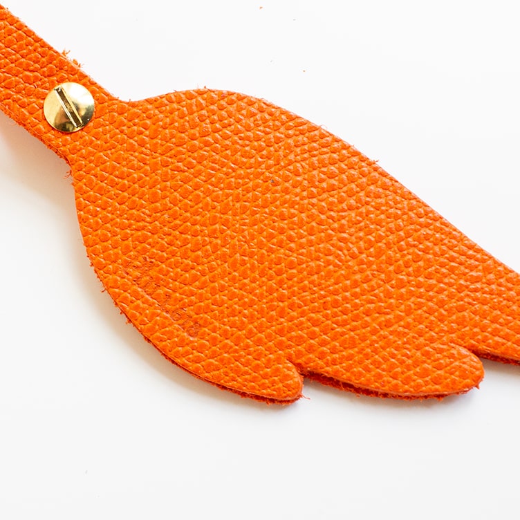 phi-1618-ailes-charmes-cuir-orange-accesoire