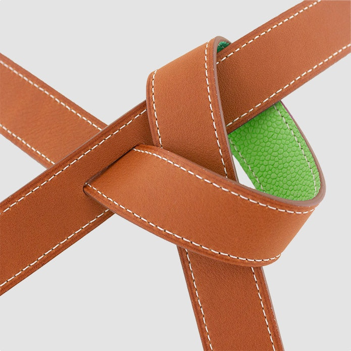 ceinture-phi-fine-bicolore-reversible-fauve-vert-printemps-grain-caviar-boucle-finition-sellier-nombre-dor-luxe-artisanat-francais